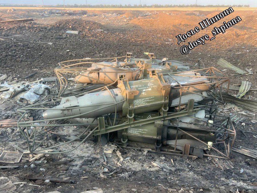 Сотні розкиданих бомб та ракет. З’явилися нові фото з аеродрому “Морозовськ” у Ростовській області