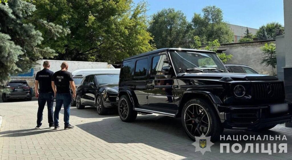 Нацполіція спільно з молдавськими колегами викрила аферистів, які ошукували військових ЗСУ