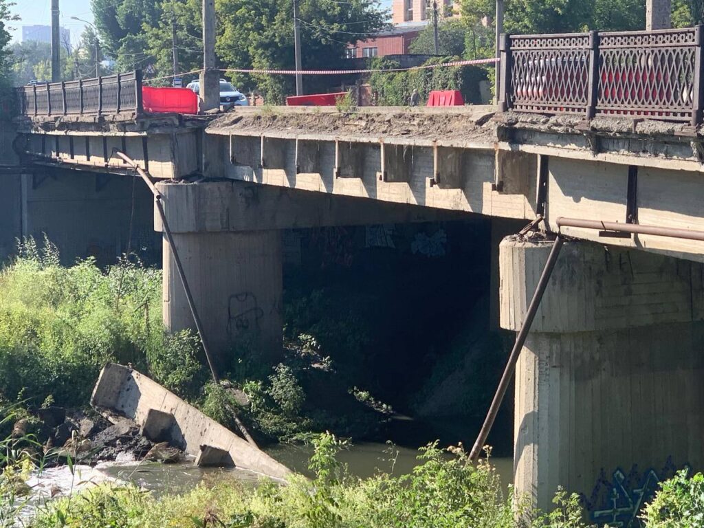 У Луганську рухнула частина мосту через річку Лугань. Опубліковані фото та відео руйнувань