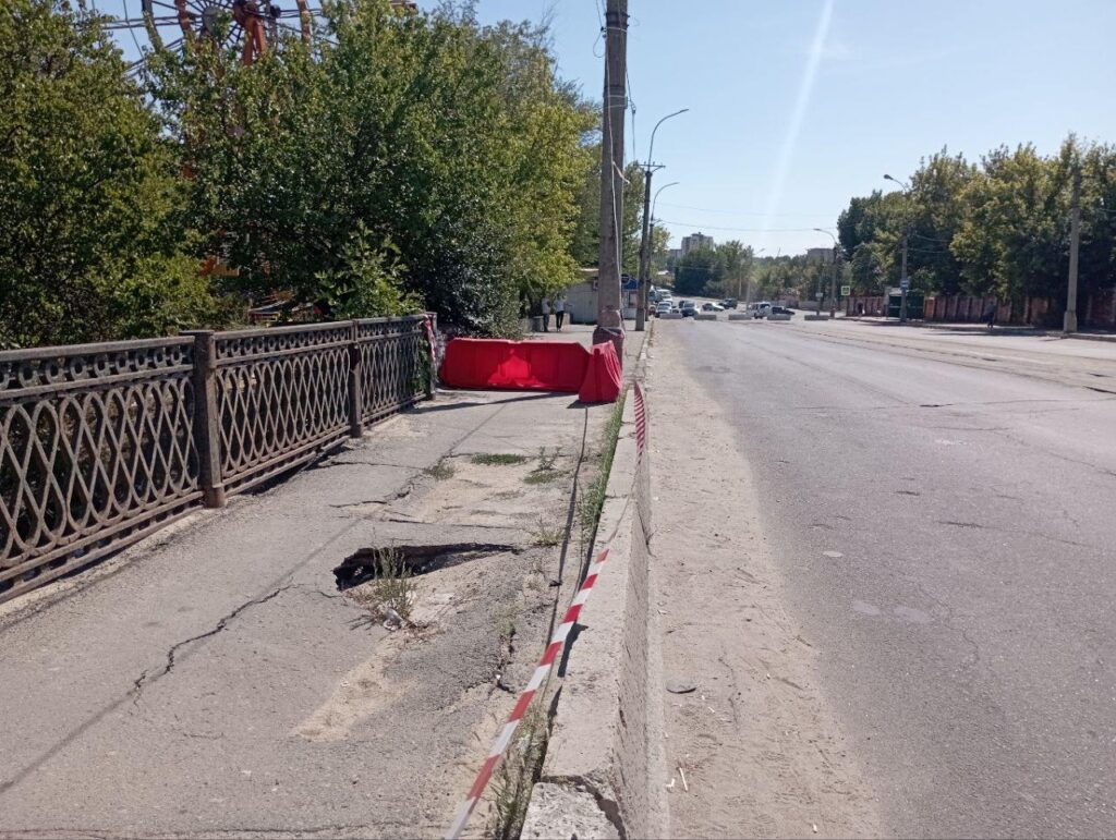 У Луганську рухнула частина мосту через річку Лугань. Опубліковані фото та відео руйнувань