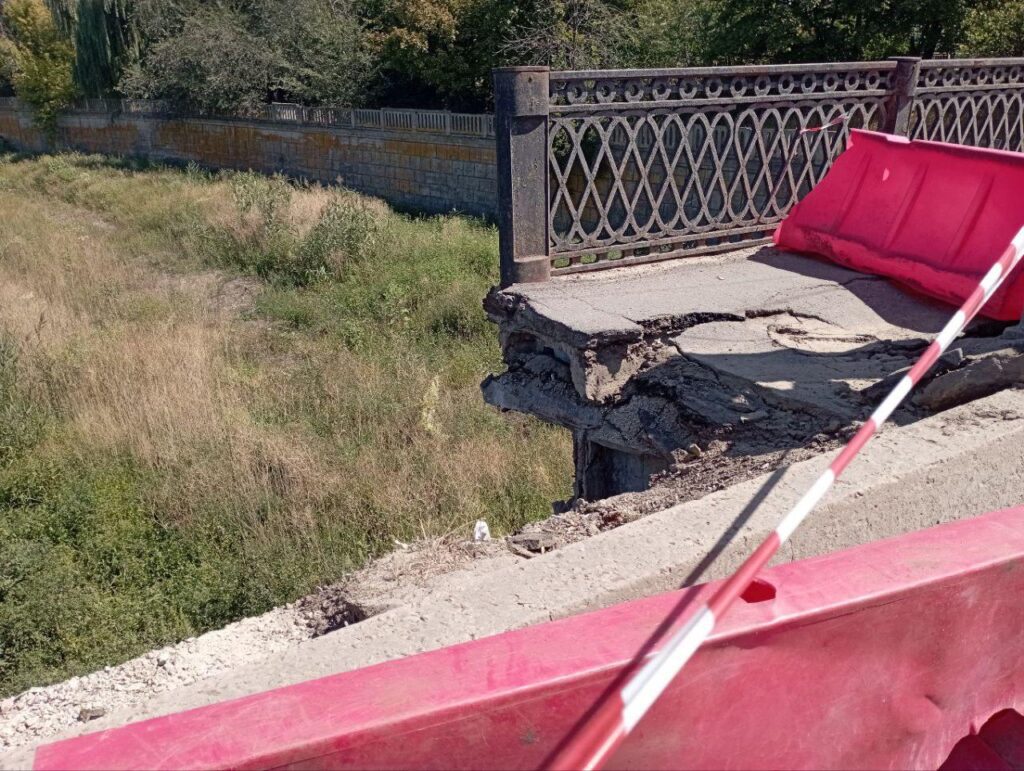 У Луганську рухнула частина мосту через річку Лугань. Опубліковані фото та відео руйнувань