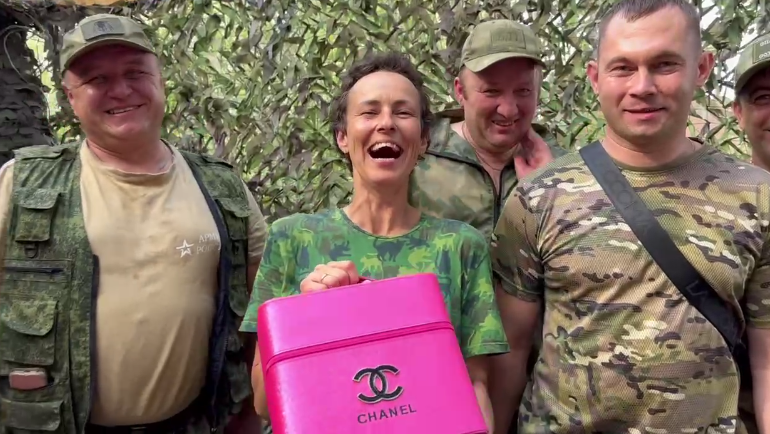 Оголошена у розшук співачка Чичеріна похвалилася сумкою Chanel, яку вкрали російські окупанти