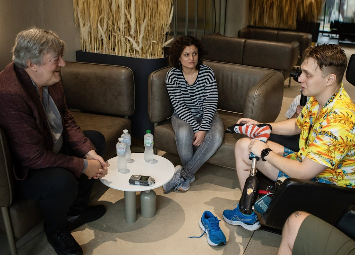 Луганська лікарка, яка вразила Стівена Фрая. Британський актор поспілкувався з двічі переселенкою