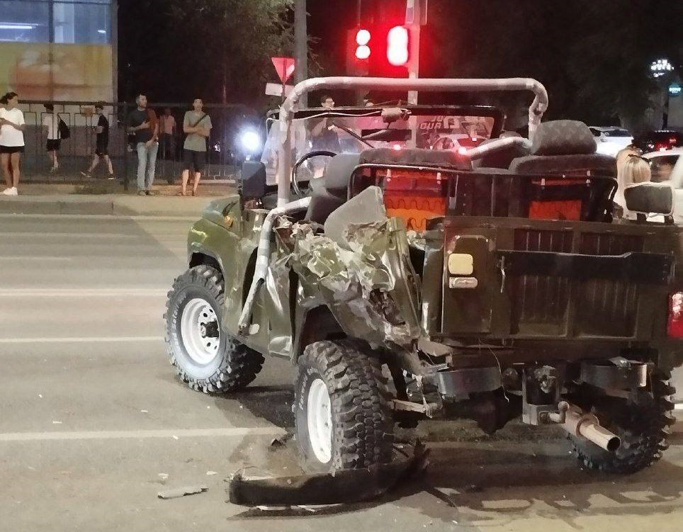 У Росії військова вантажівка на повній швидкості збила чоловіка, який переходив дорогу