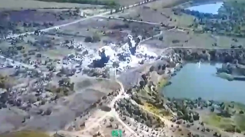 На Донеччині українська авіація скинула бомбу на російських військових. Опубліковане відео