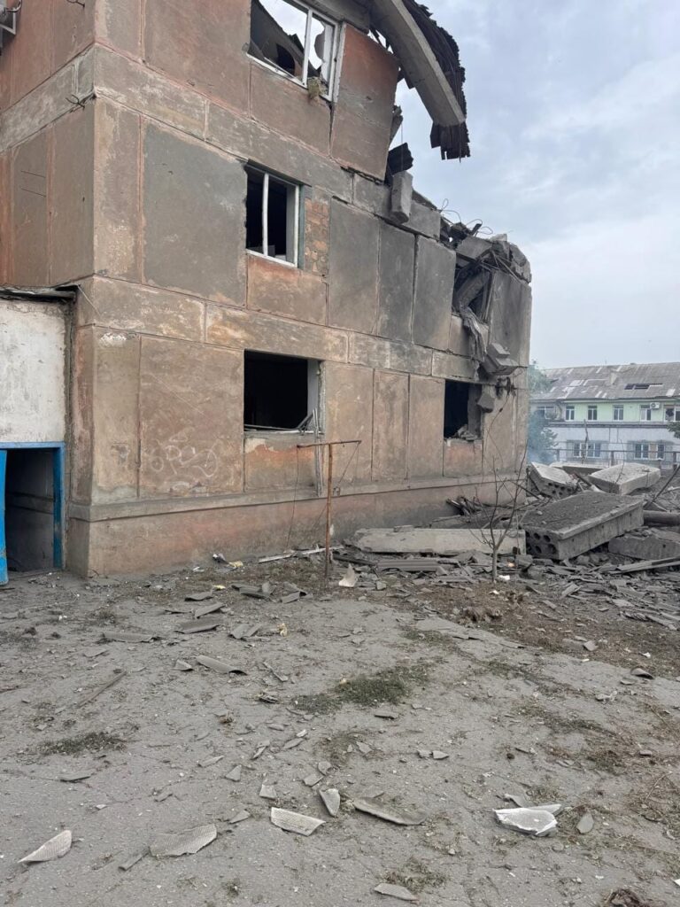Ворожий обстріл центру Курахового: загинула жінка, пошкоджені житлові будинки
