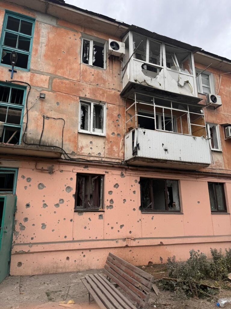 Ворожий обстріл центру Курахового: загинула жінка, пошкоджені житлові будинки
