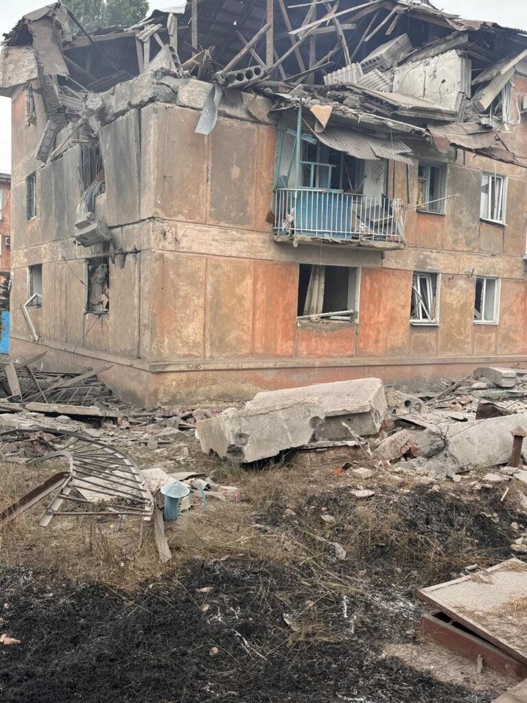 Ворожий обстріл центру Курахового: загинула жінка, пошкоджені житлові будинки