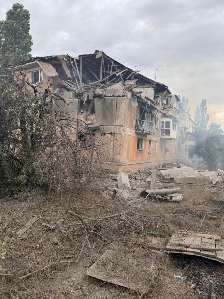 Ворожий обстріл центру Курахового: загинула жінка, пошкоджені житлові будинки