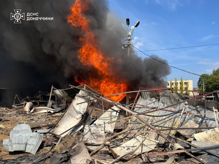 Мирноград двічі зазнав обстрілу росіян. Другий удар був завданий по рятувальниках, які приїхали гасити пожежу