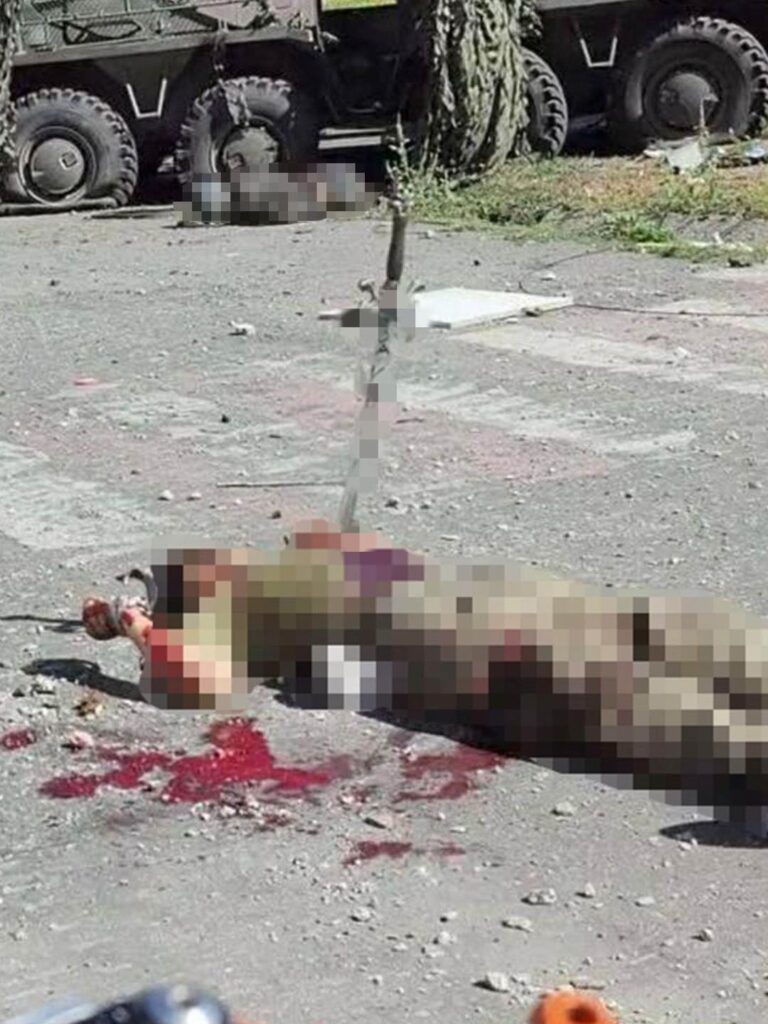 Встромили меч у тіло. Російські окупанти стратили українського військовополоненого зі скотчем на руках