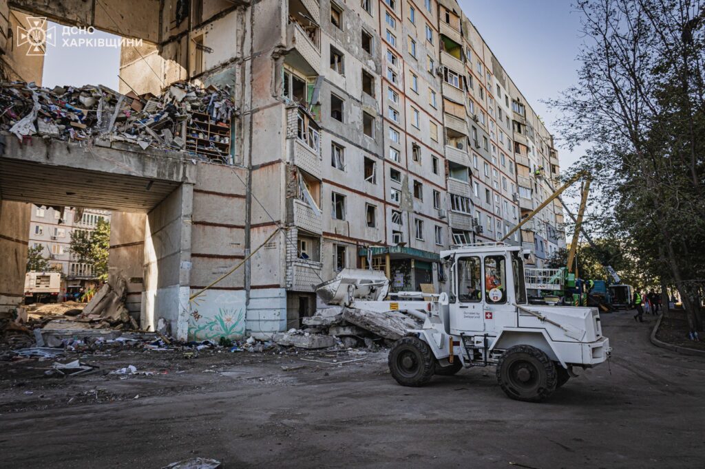 З-під завалів у Харкові дістали тіло жінки. Фотографії пошукової операції