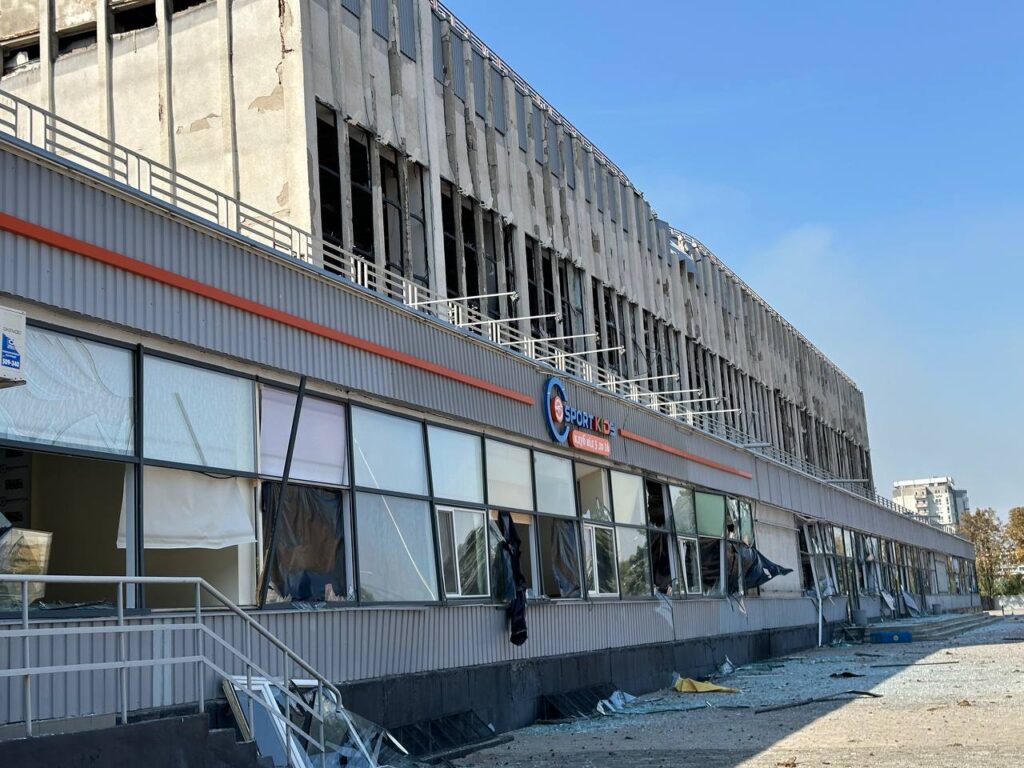 Момент удару російської ракети по Харківському палаці спорту потрапив на відео
