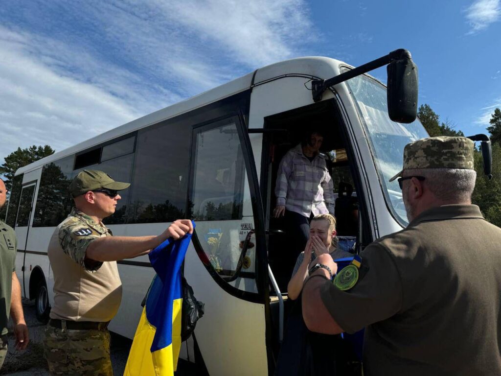 З російського полону вдалося повернути ще 49 українців та українок. Зворушливі кадри зустрічі