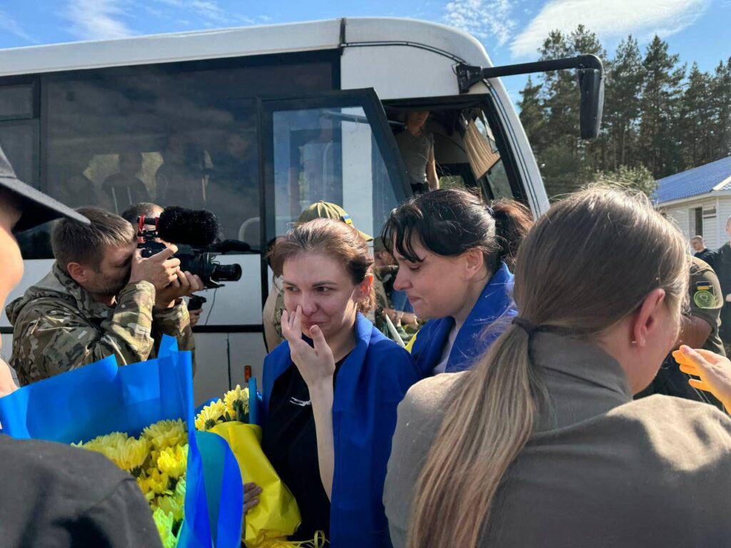 З російського полону вдалося повернути ще 49 українців та українок. Зворушливі кадри зустрічі