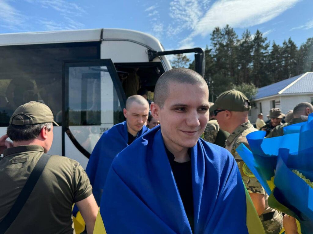 З російського полону вдалося повернути ще 49 українців та українок. Зворушливі кадри зустрічі
