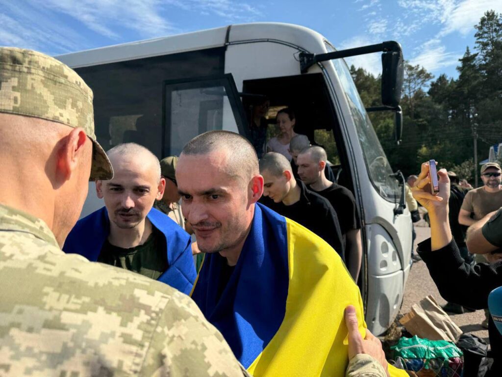 З російського полону вдалося повернути ще 49 українців та українок. Зворушливі кадри зустрічі