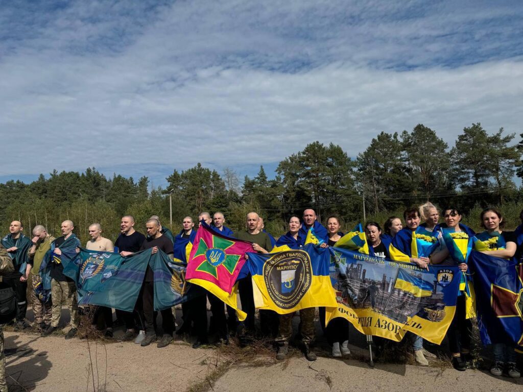 З російського полону вдалося повернути ще 49 українців та українок. Зворушливі кадри зустрічі