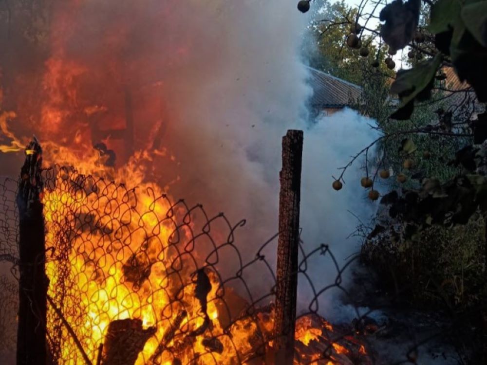 Пожежі не вщухають на окупованій Луганщині: у вихідні горіли природні зони та будинки у п’яти районах області