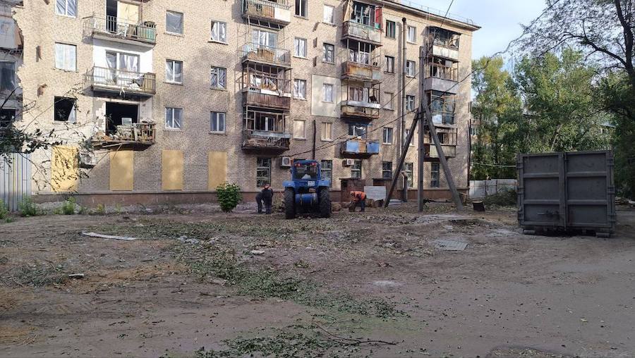 У Луганську через три місяці нібито починають ремонт будинку, куди впала зенітна ракета росіян