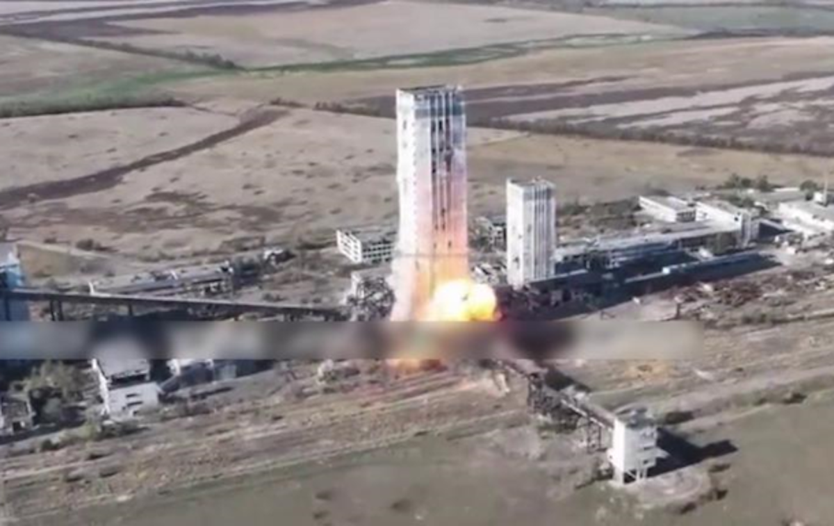 Росіяни підірвали копер шахти &#8220;Південнодобаська № 3&#8221; у Вугледарі. Опубліковані кадри підриву