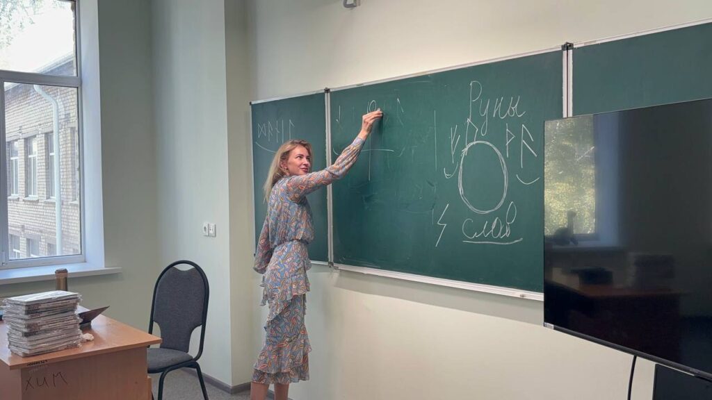 Поклонська приїхала на окуповану територію розказувати школярам про руни