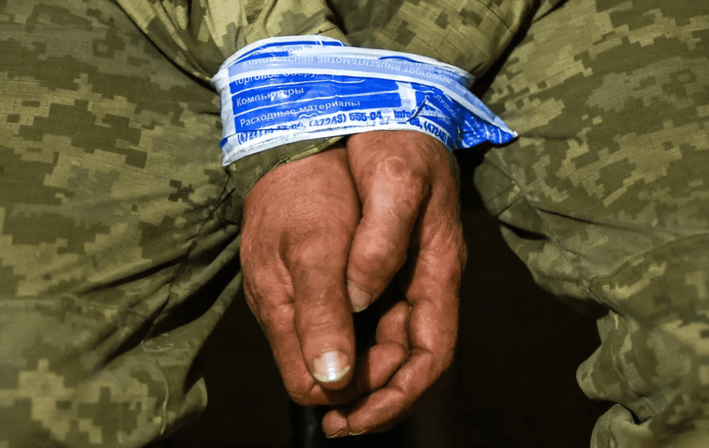 Російські пропагандисти показали українських полонених, які потрапили у полон в Курській області