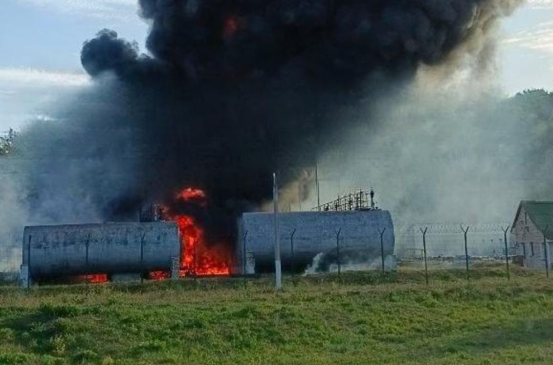 У Бєлгородській області показали, як після атаки дронів горять резервуари з паливом