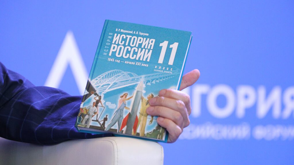 “Піонери”, “сєнтябрята” та “Юнармія”: як працює російська пропаганда у школах окупованої Луганщини