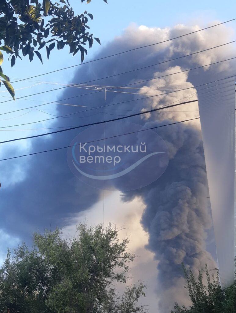 На третій день пожежі у Феодосії вогонь перекинувся на нові цистерни з паливом. Опубліковане відео