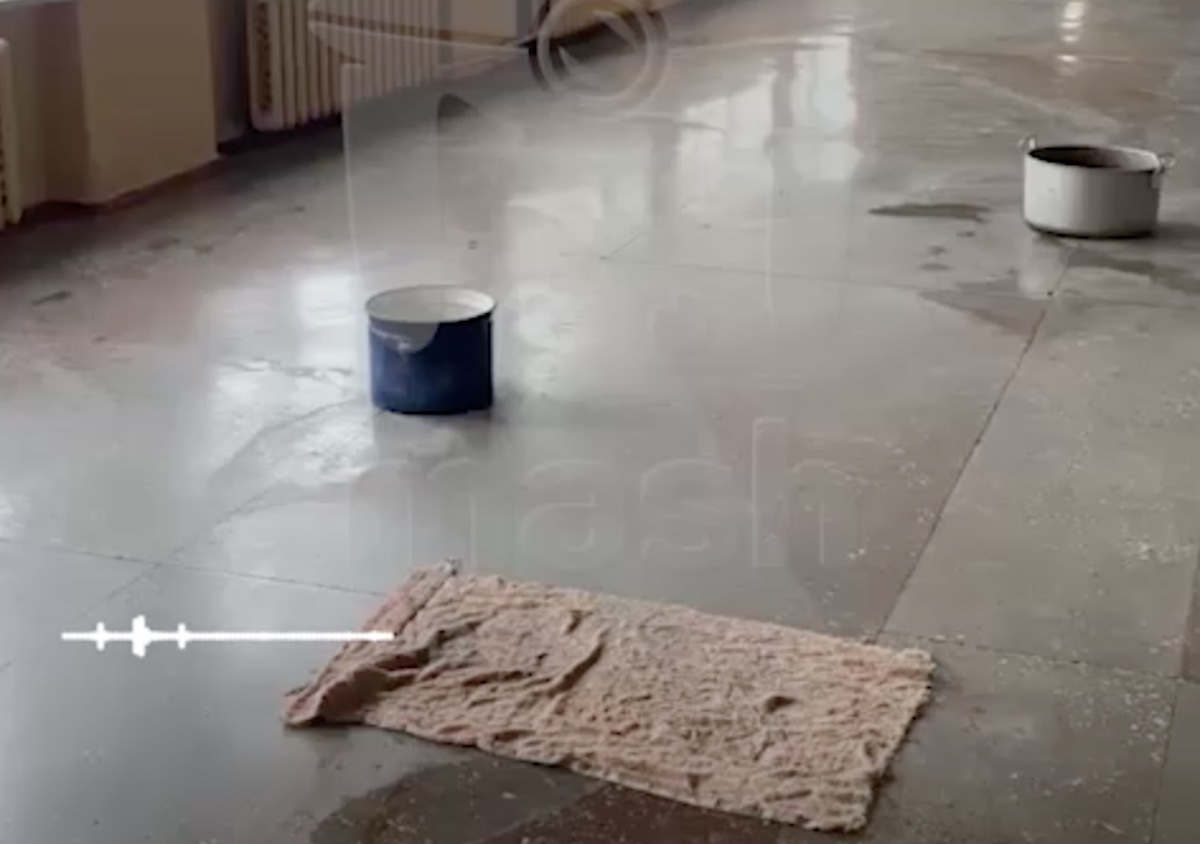 В одній зі шкіл Донецька протікають стелі. Замість ремонту керівництво заборонило дітям знімати проблему на відео