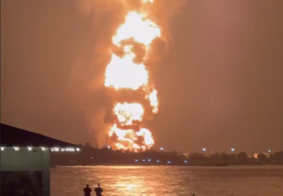 У Феодосії вибухнула ще одна цистерна з паливом на атакованій раніше нафтобазі. Опубліковане відео