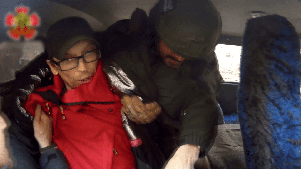 Росіяни показали кадри, як вони вивозять місцевих мешканців з окупованого Нью-Йорку Донецької області