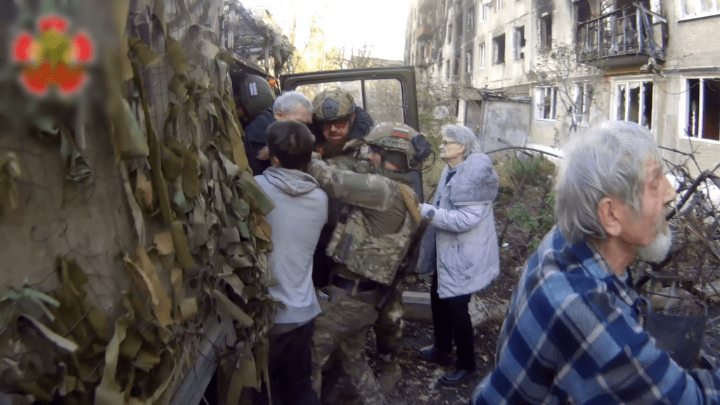 Росіяни показали кадри, як вони вивозять місцевих мешканців з окупованого Нью-Йорку Донецької області