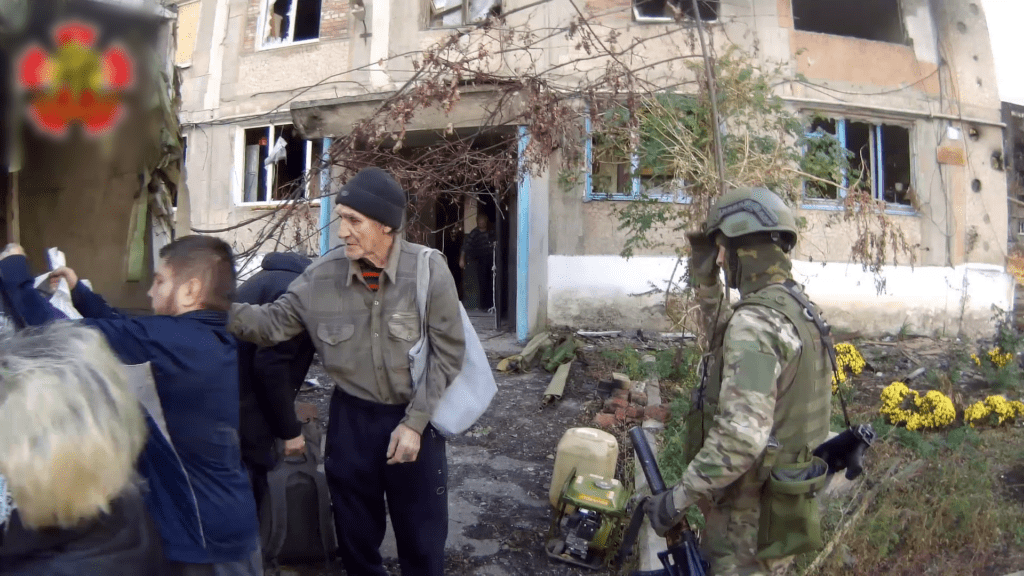 Росіяни показали кадри, як вони вивозять місцевих мешканців з окупованого Нью-Йорку Донецької області