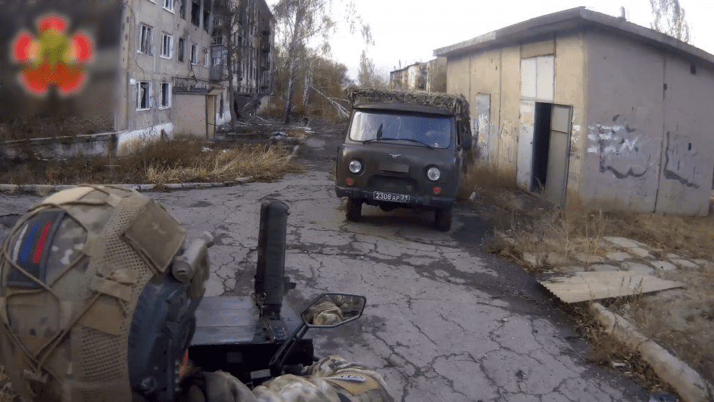 Росіяни показали кадри, як вони вивозять місцевих мешканців з окупованого Нью-Йорку Донецької області