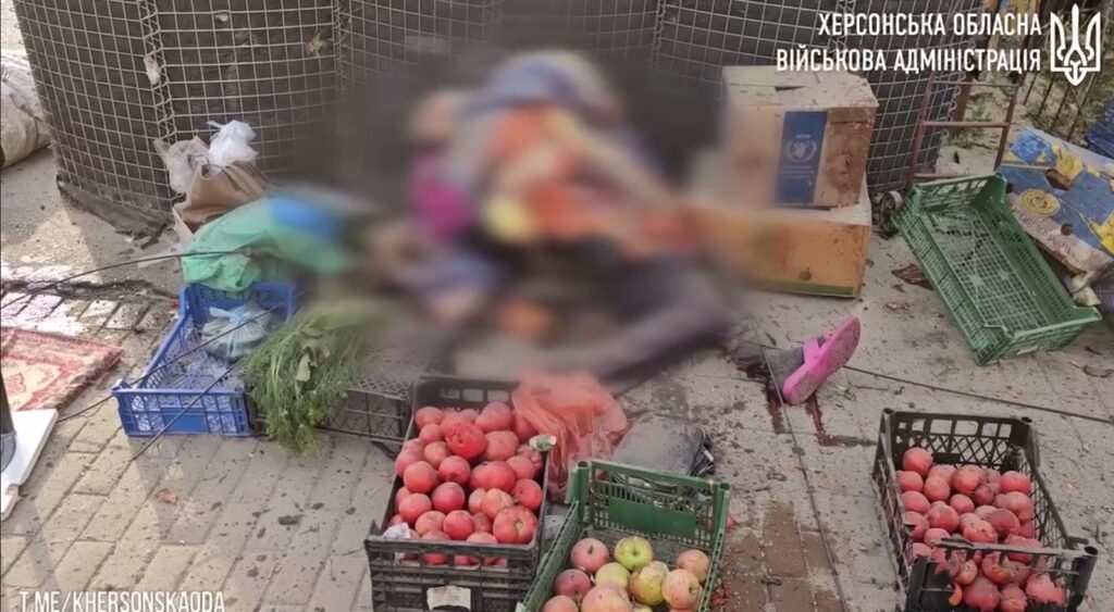 Росіяни ударили по ринку у центрі Херсона, відомо про сімох загиблих