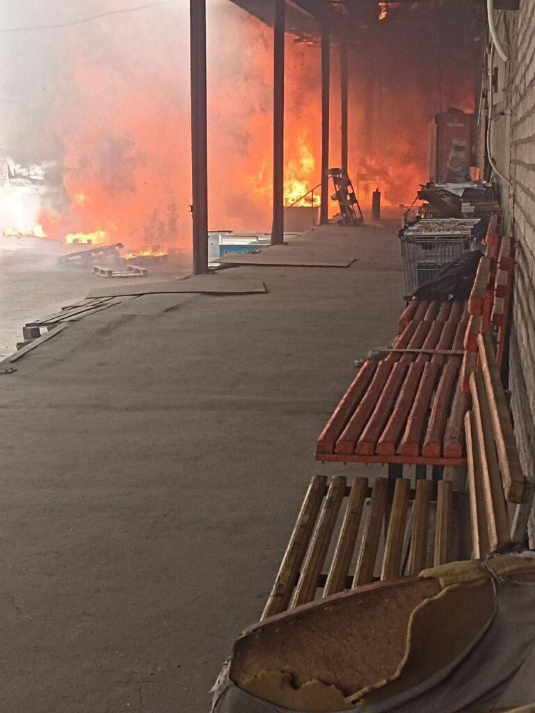 В окупованому Луганську горіли склади російського супермаркету “Матрьошка”