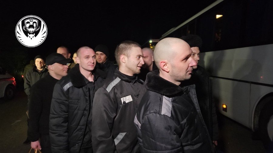 Україна та РФ обмінялися полоненими. Додому повернулися 95 осіб, половина — раніше отримали “вироки” від окупантів