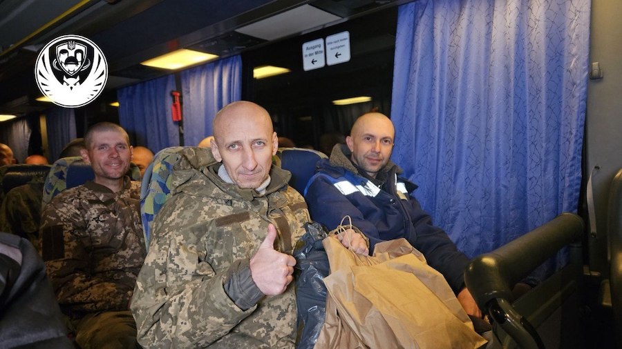 Україна та РФ обмінялися полоненими. Додому повернулися 95 осіб, половина — раніше отримали “вироки” від окупантів