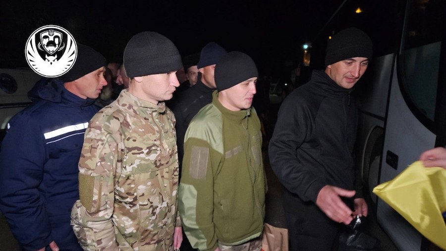Україна та РФ обмінялися полоненими. Додому повернулися 95 осіб, половина — раніше отримали “вироки” від окупантів