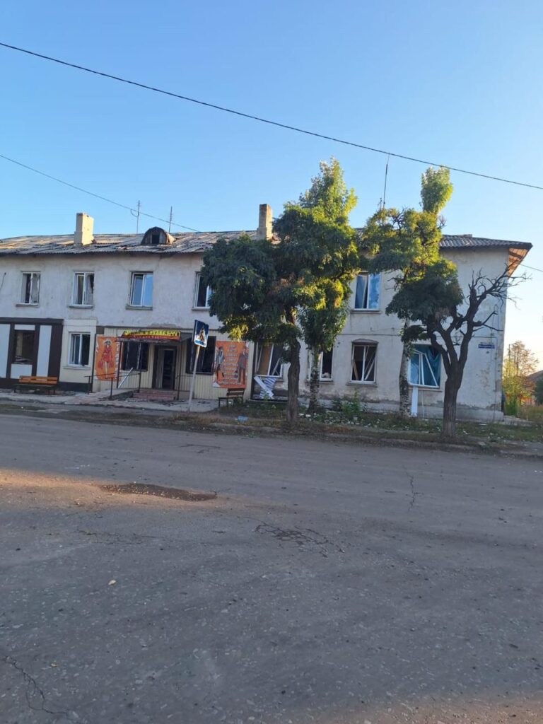 Внаслідок сьогоднішнього обстрілу Покровського району загинули щонайменше три людини та двоє поранені