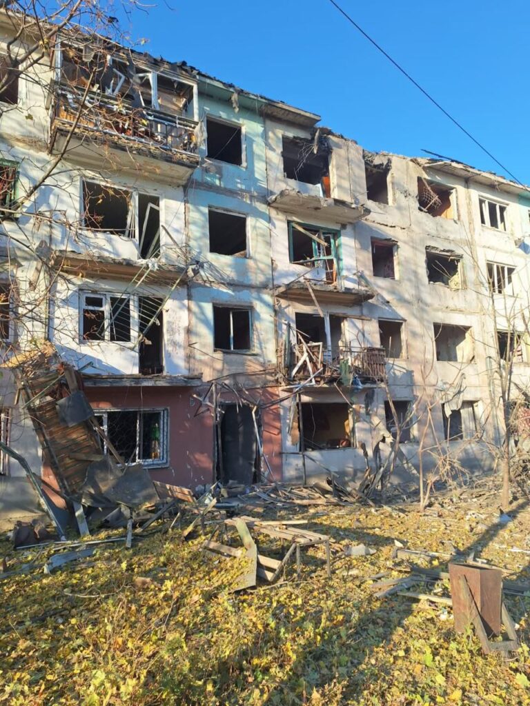 Внаслідок сьогоднішнього обстрілу Покровського району загинули щонайменше три людини та двоє поранені