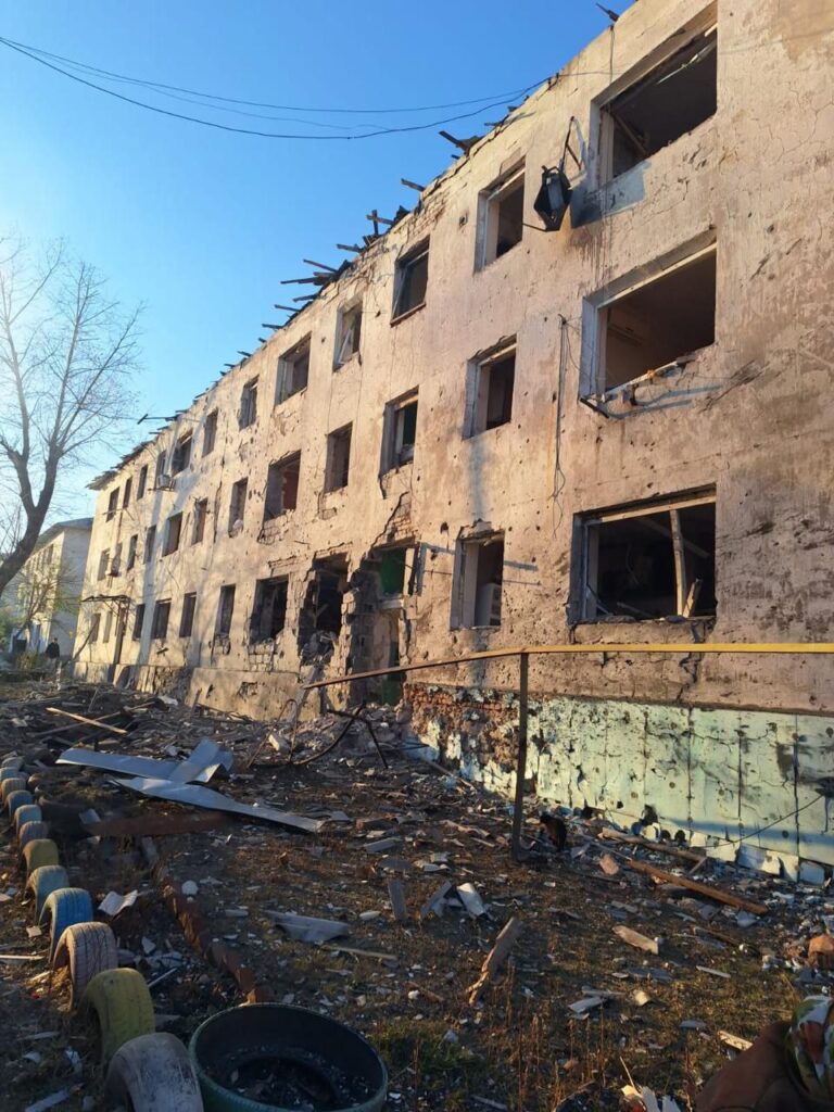 Внаслідок сьогоднішнього обстрілу Покровського району загинули щонайменше три людини та двоє поранені