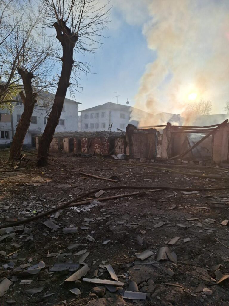 Внаслідок сьогоднішнього обстрілу Покровського району загинули щонайменше три людини та двоє поранені