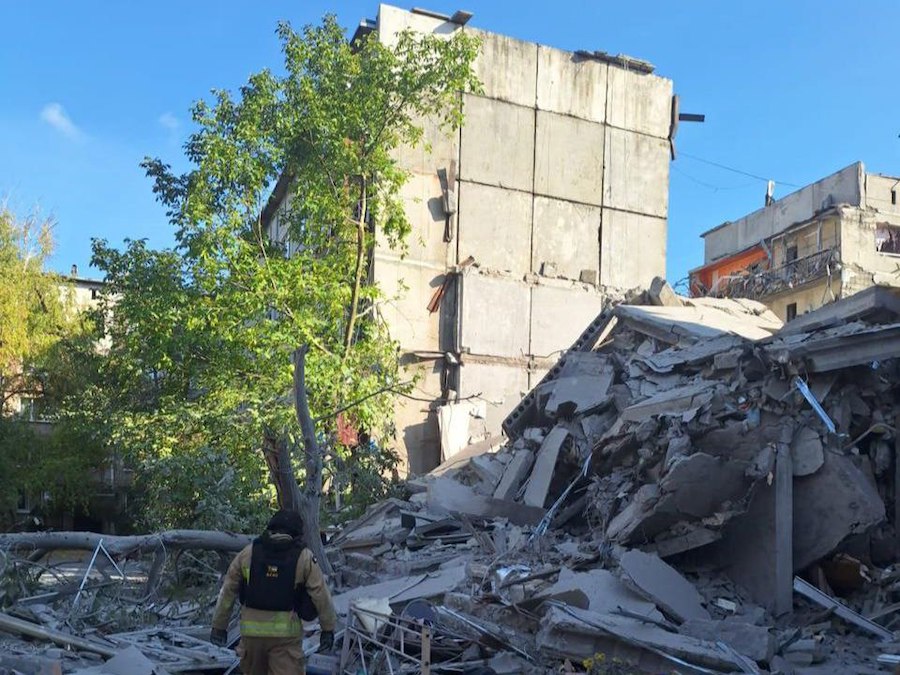 Окупанти скинули авіабомбу на житлову багатоповерхівку в Мирнограді, є жертви. Опубліковано фото та відео з місця “прильоту”