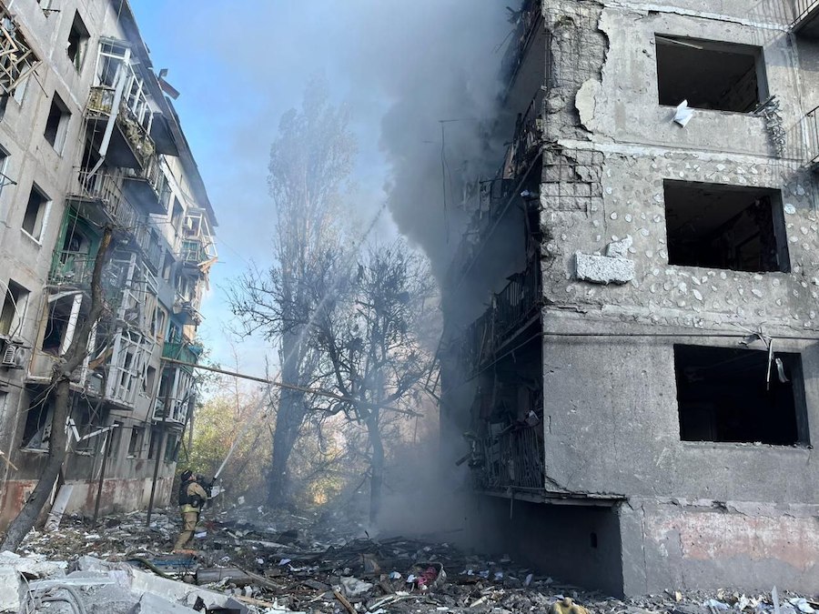 Окупанти скинули авіабомбу на житлову багатоповерхівку в Мирнограді, є жертви. Опубліковано фото та відео з місця “прильоту”