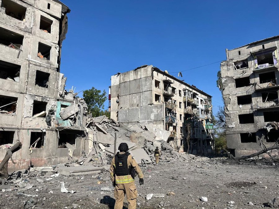 Окупанти скинули авіабомбу на житлову багатоповерхівку в Мирнограді, є жертви. Опубліковано фото та відео з місця “прильоту”