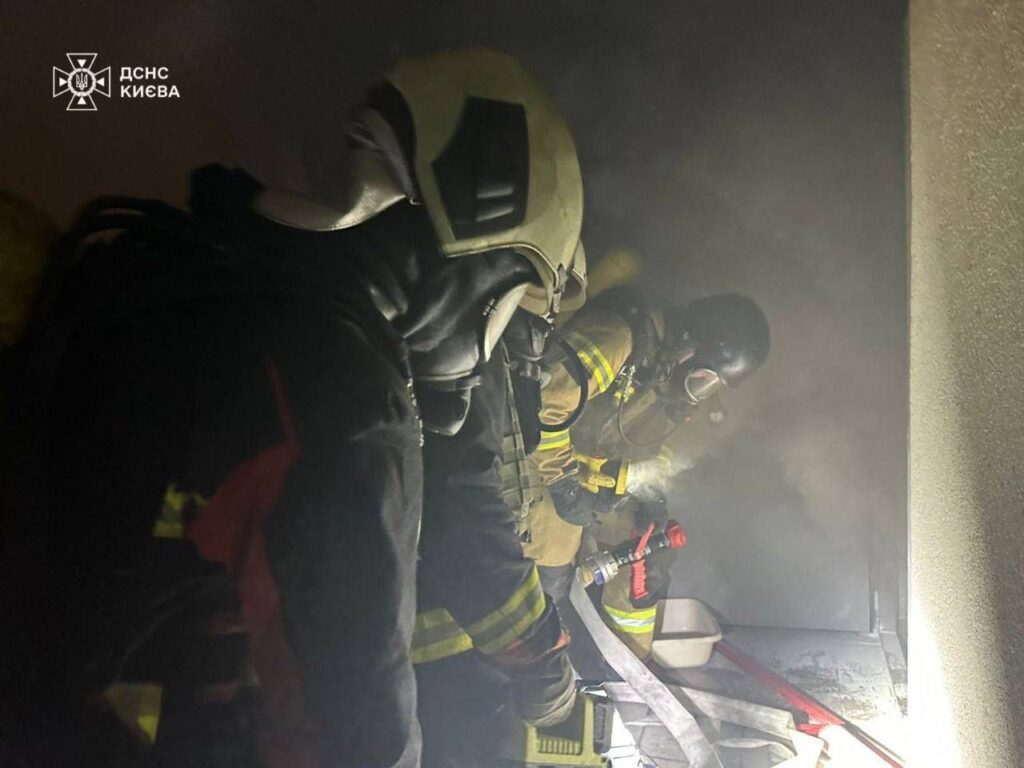 Удар “шахеда” по багатоповерхівці в Києві. Рятувальники показали кадри з місця пожежі