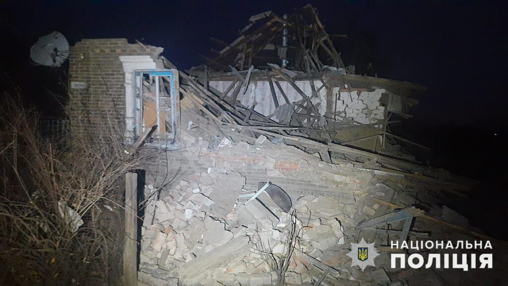 Дві людини загинули та дві поранені. Поліцейські розповіли про наслідки обстрілів Донеччини та показали фото